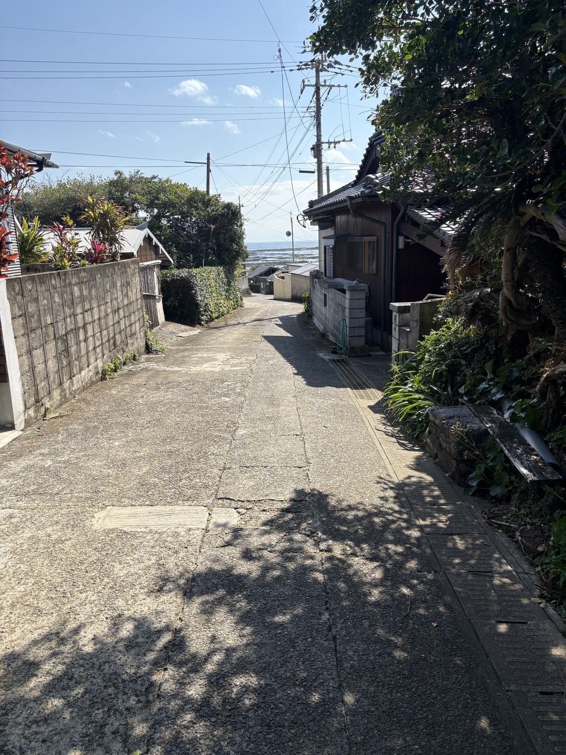 海に向かって下る、集落の路地