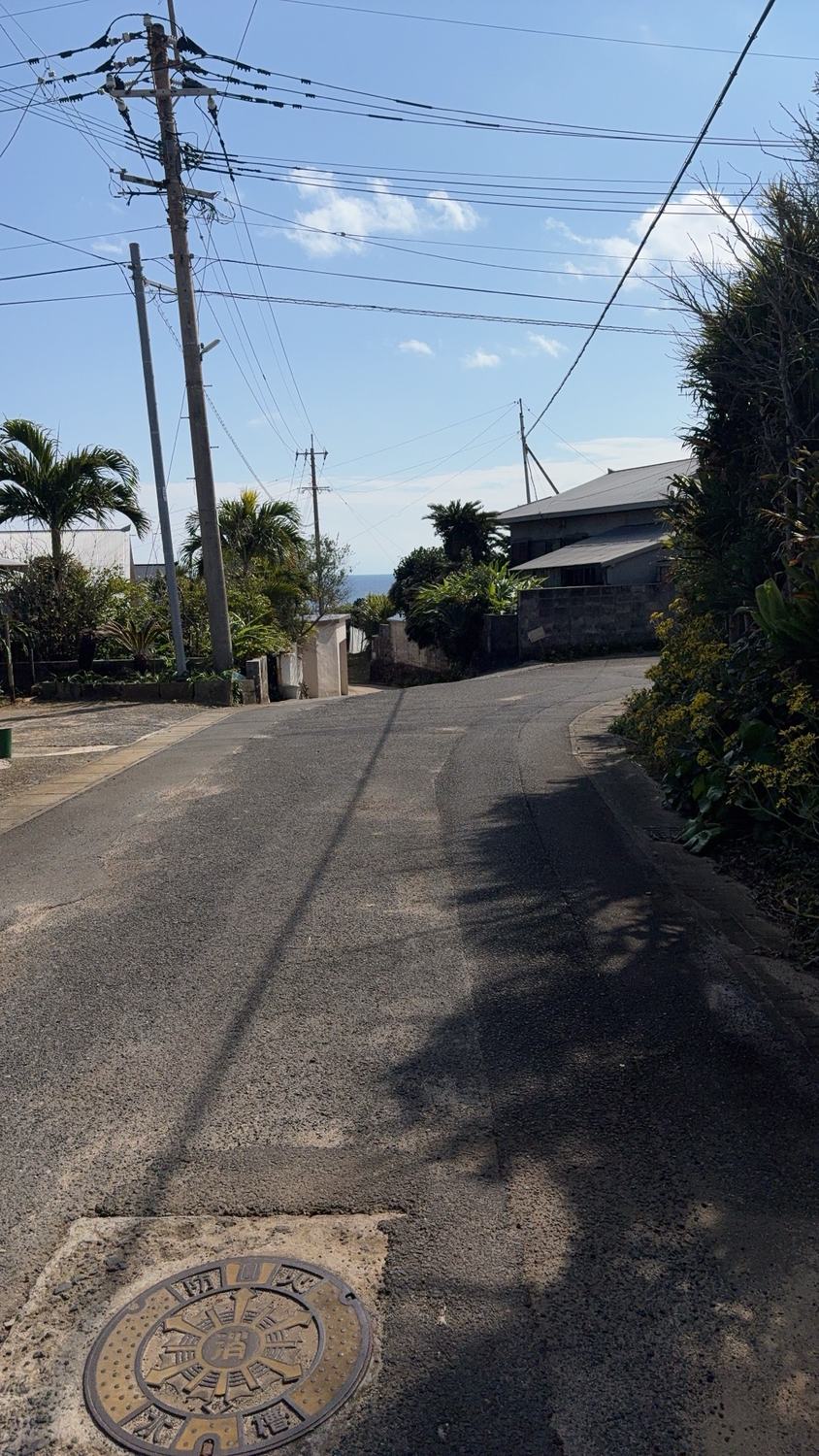 海が見える、集落の坂道
